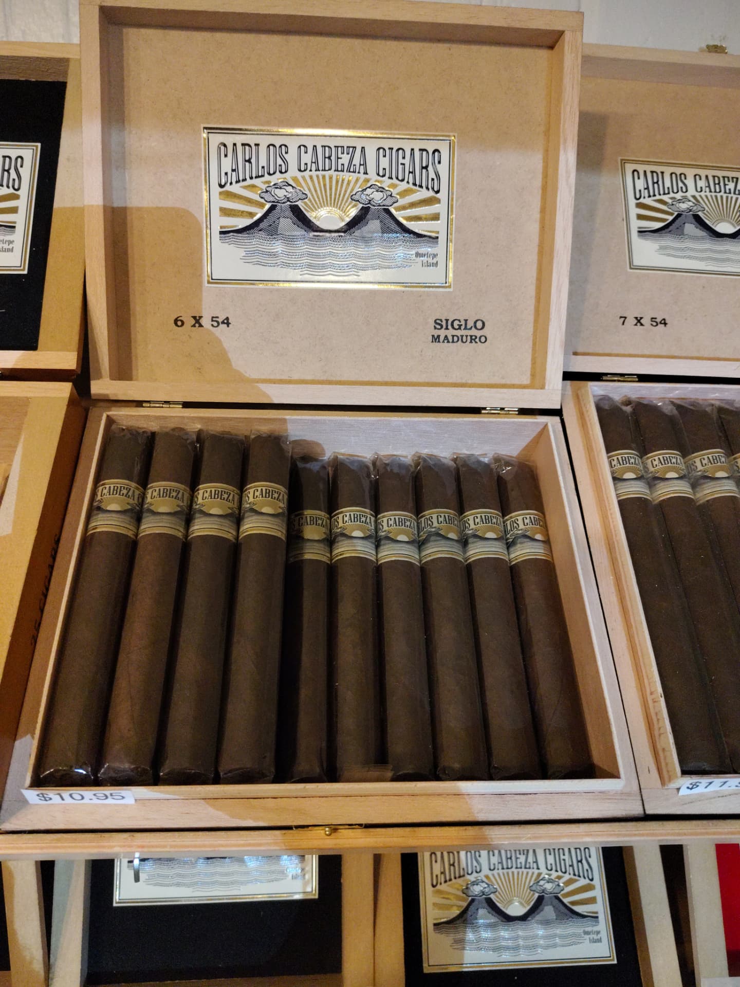 Open box of Carlos Cabeza cigars